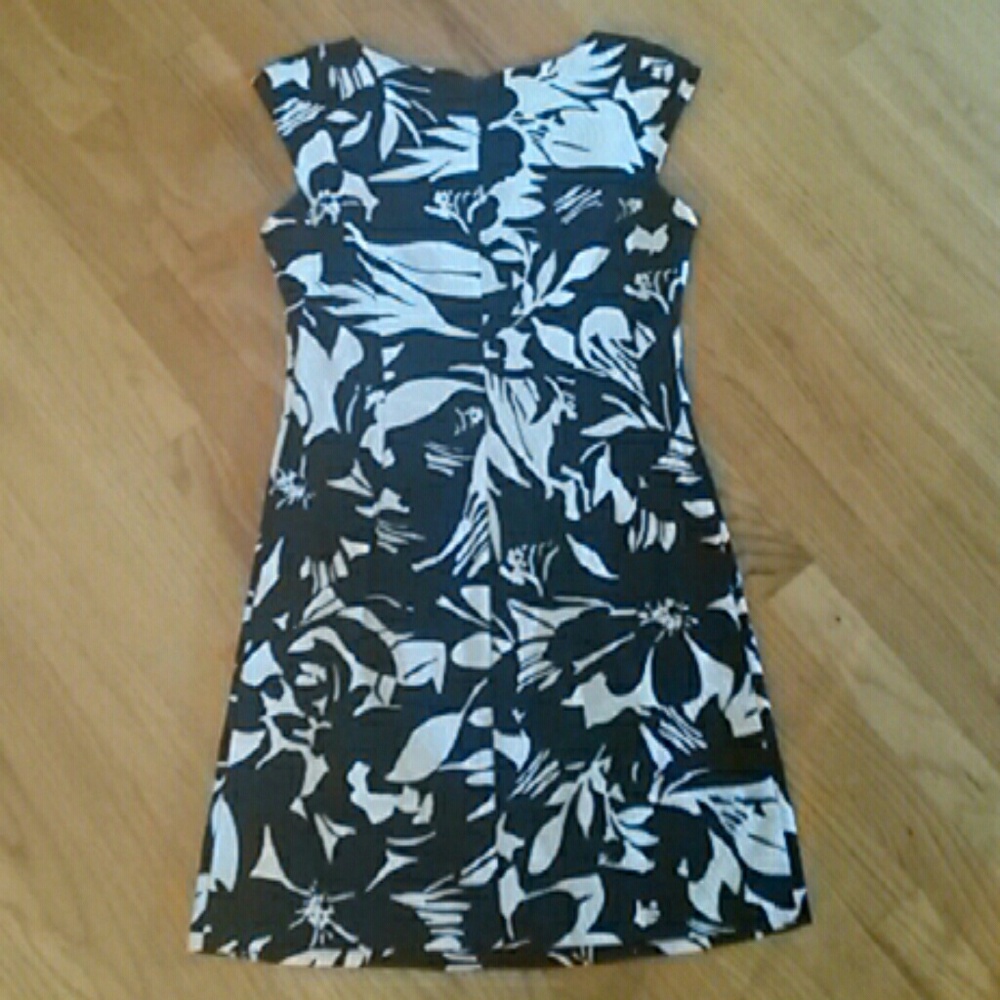 Bold Print Black and White Petite Dress - Picture 5 of 7
